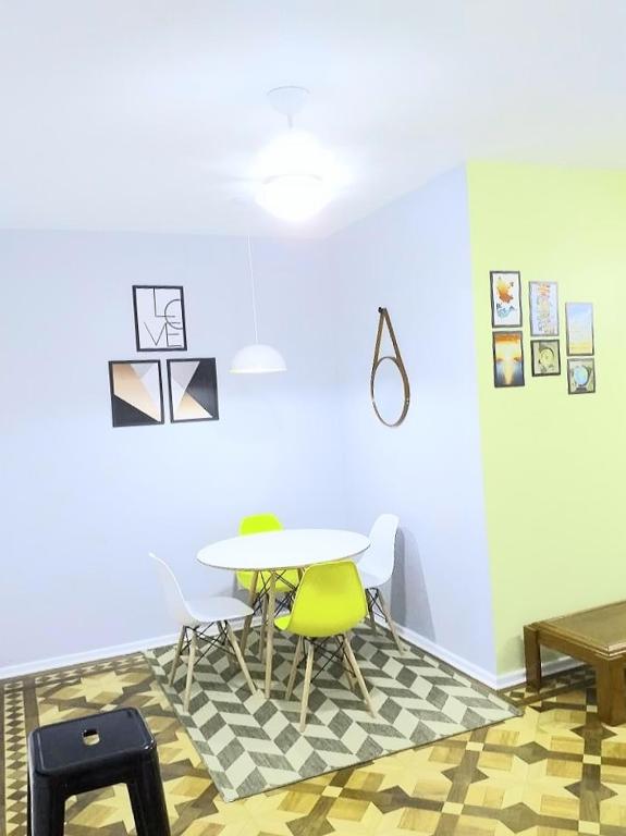  Lindo apartamento amplo e aconchegante acomoda ate 8 pessoas todo reformado situado na praia da Enseada umas das mais belas da cidade