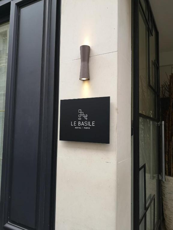 Certifikát, hodnocení, plakát nebo jiný dokument vystavený v ubytování Le Basile Hôtel