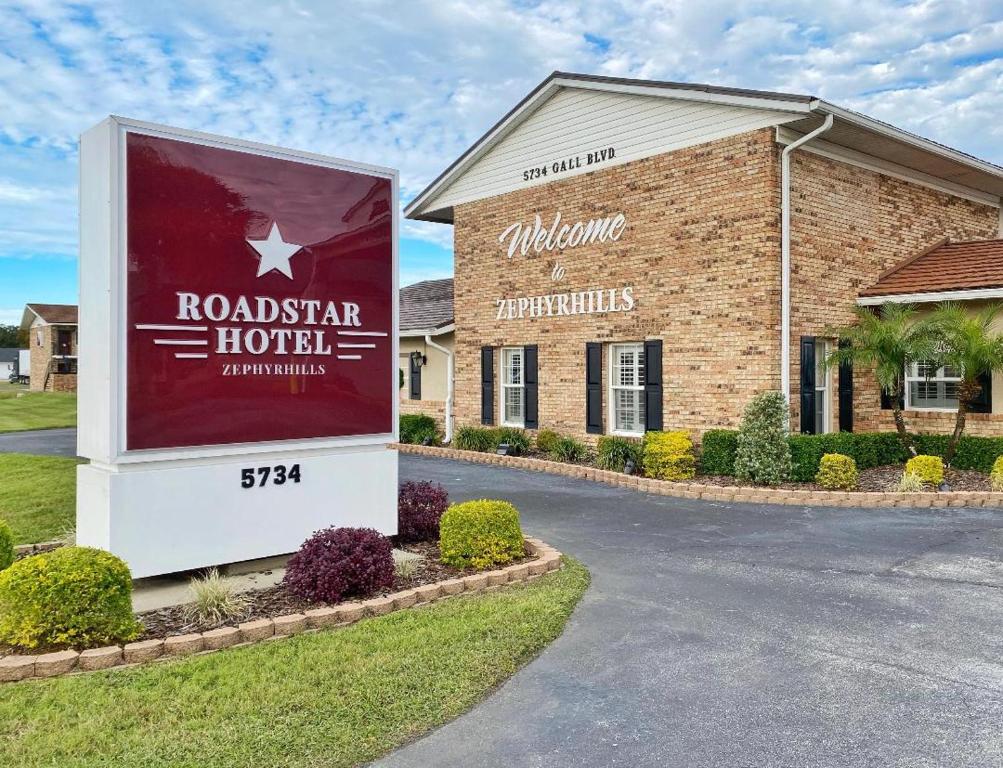 una señal para un hotel frente a un edificio en Roadstar Hotel Zephyrhills, en Zephyrhills