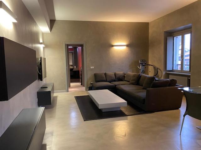 Svetainės erdvė apgyvendinimo įstaigoje Spacious & Elegant Apartment near Corso Como - Maroncelli