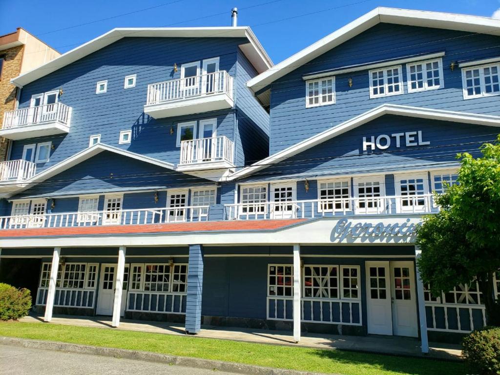 um hotel com um edifício azul em Hotel Geronimo em Pucón