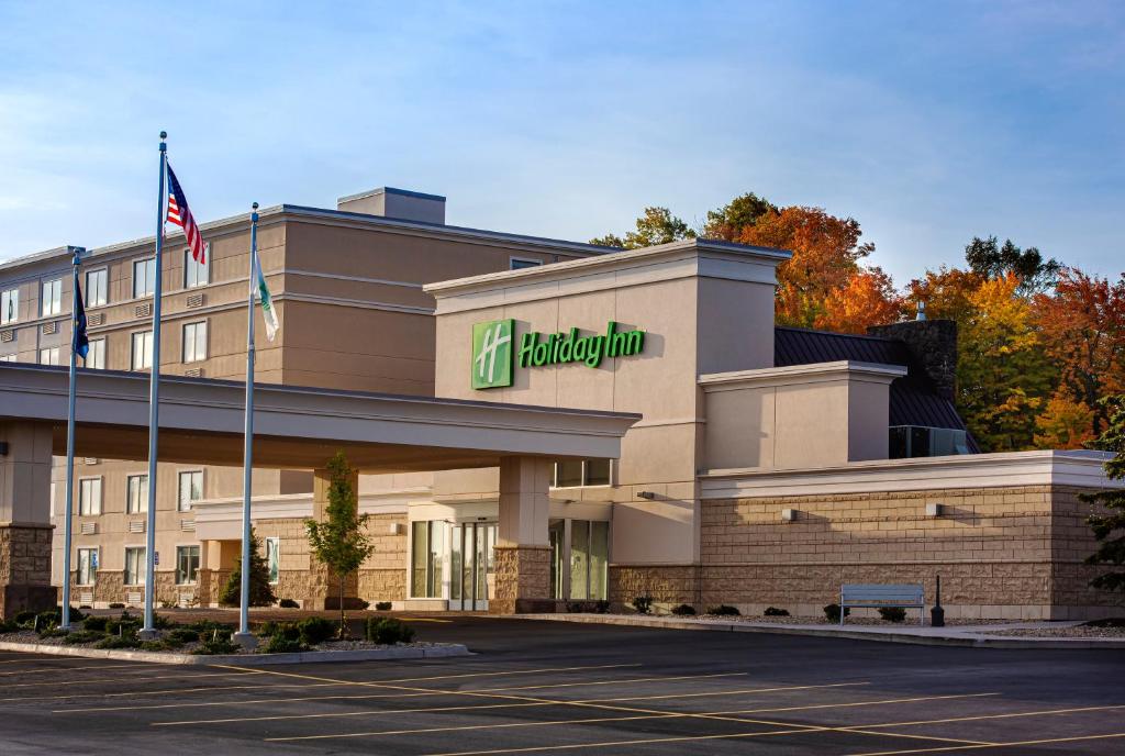 a front view of a holiday inn hotel at Holiday Inn Marquette, an IHG Hotel in Marquette