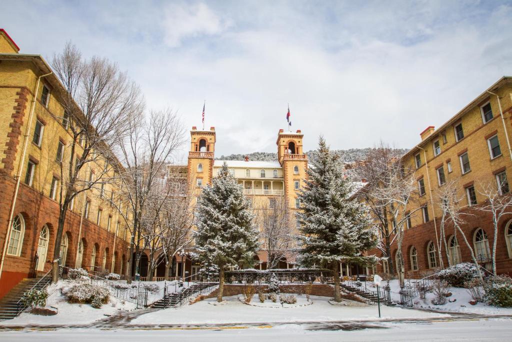 un edificio con nieve en el suelo delante de él en Hotel Colorado, en Glenwood Springs