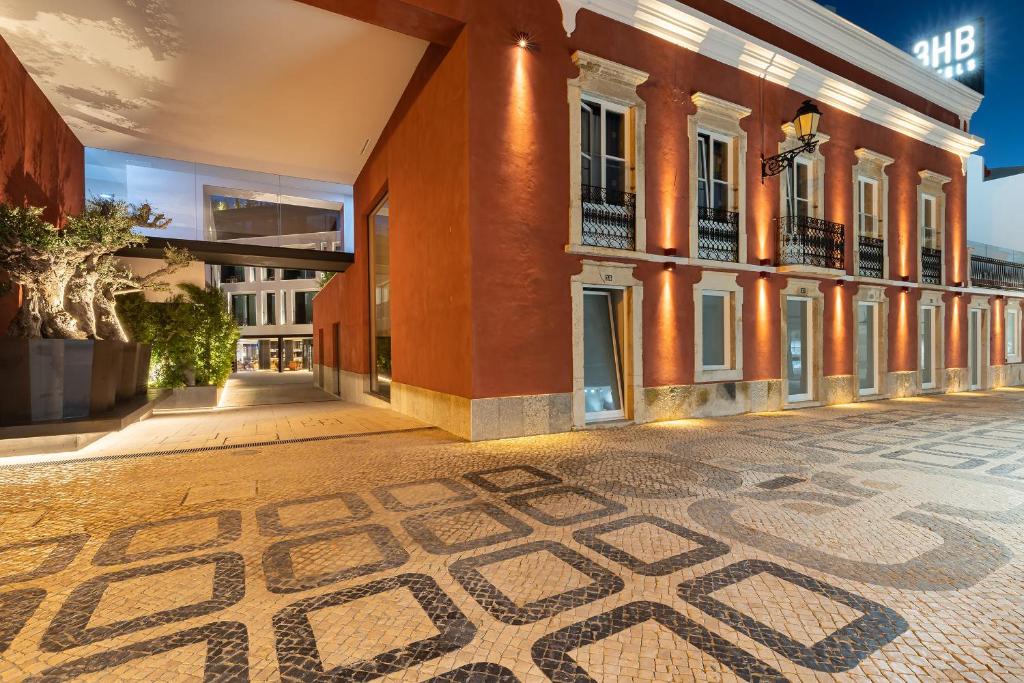 an empty street in a building at night at 3HB Faro in Faro