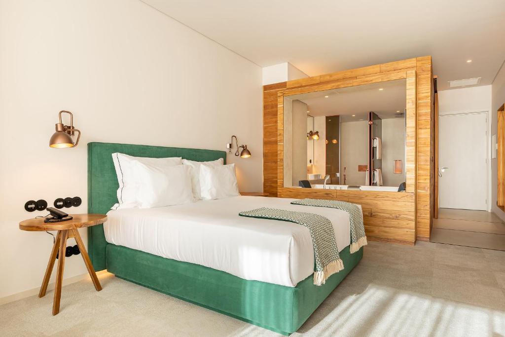 Superior Aqua Room