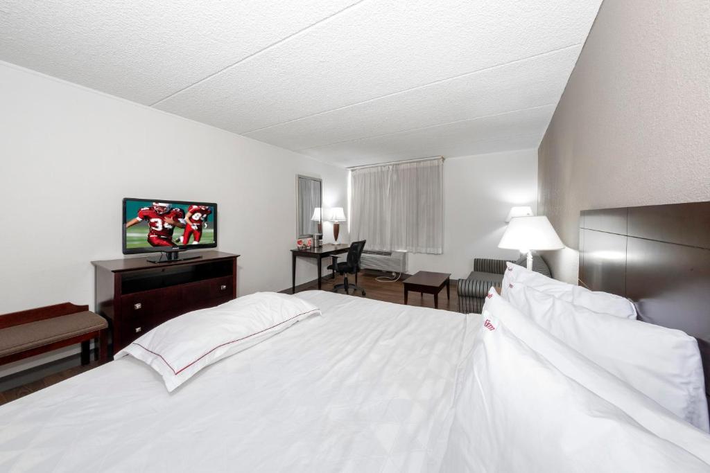 Red Roof Inn PLUS Woodbridge - Carteret - Habitación Premium King Libre De Humo