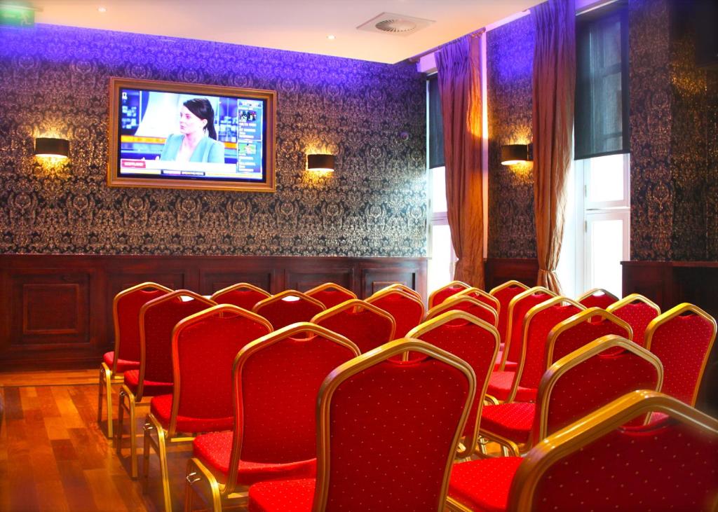 TV a/nebo společenská místnost v ubytování Jackson Court Hotel