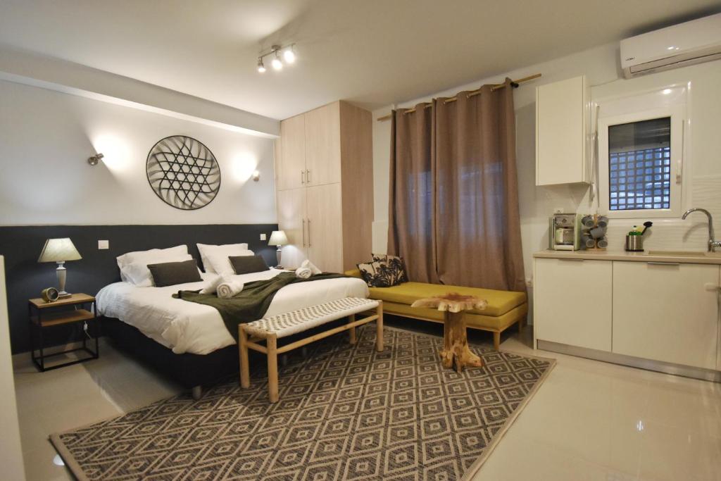 1 Schlafzimmer mit einem großen Bett und einer Küche in der Unterkunft Window to...Acropolis! in Athen