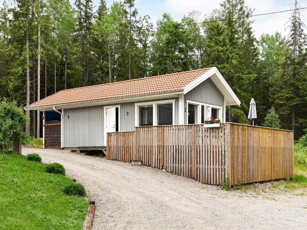 une maison avec une clôture en face d'une allée dans l'établissement Holiday home Brålanda III, à Brålanda