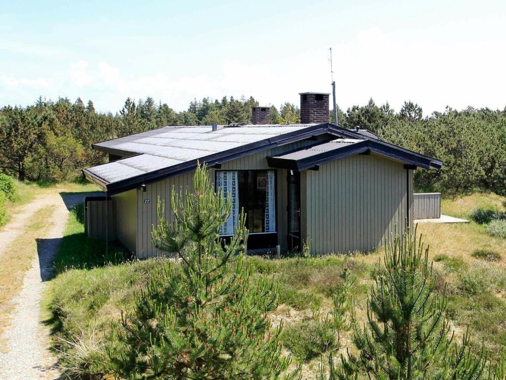 ブラーバンドにあるThree-Bedroom Holiday home in Blåvand 14のソーラーパネル付きの家