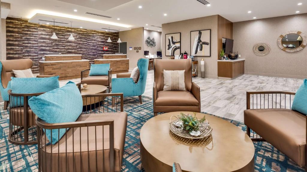 een lobby met banken en stoelen en een wachtkamer bij Best Western Plus Desoto in Olive Branch