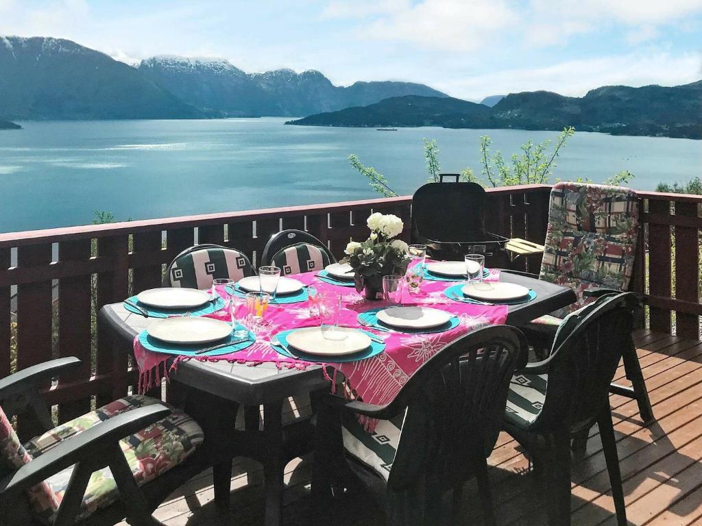 Four-Bedroom Holiday home in Norheimsund - отзывы и видео