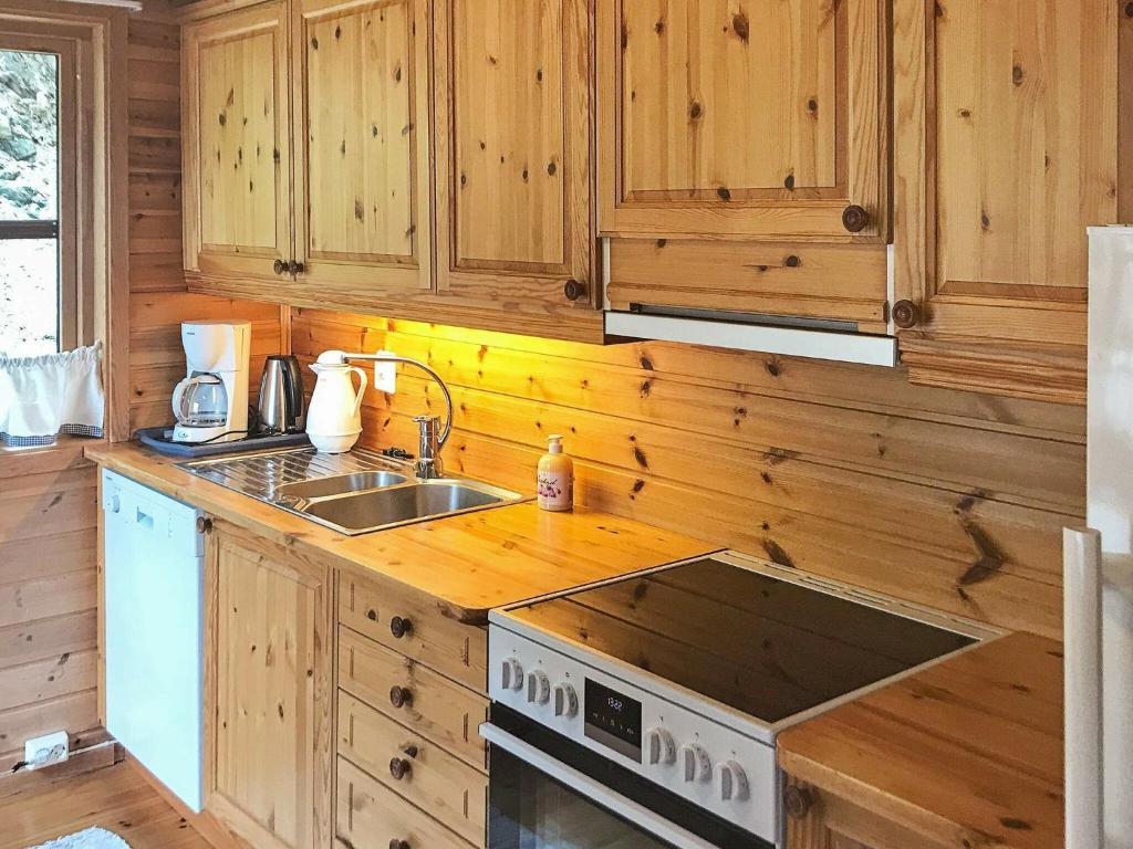 Kuchyň nebo kuchyňský kout v ubytování Four-Bedroom Holiday home in Norheimsund