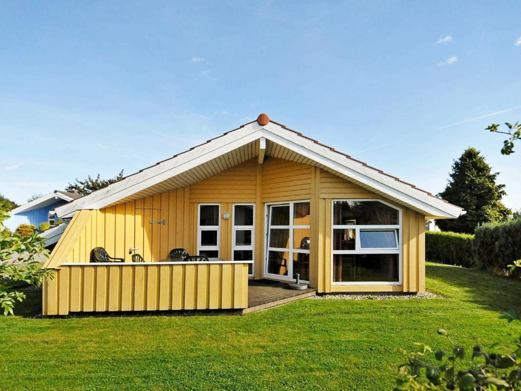 ゲルティングにある6 person holiday home in Geltingの小さな黄色の家(大きな窓付)