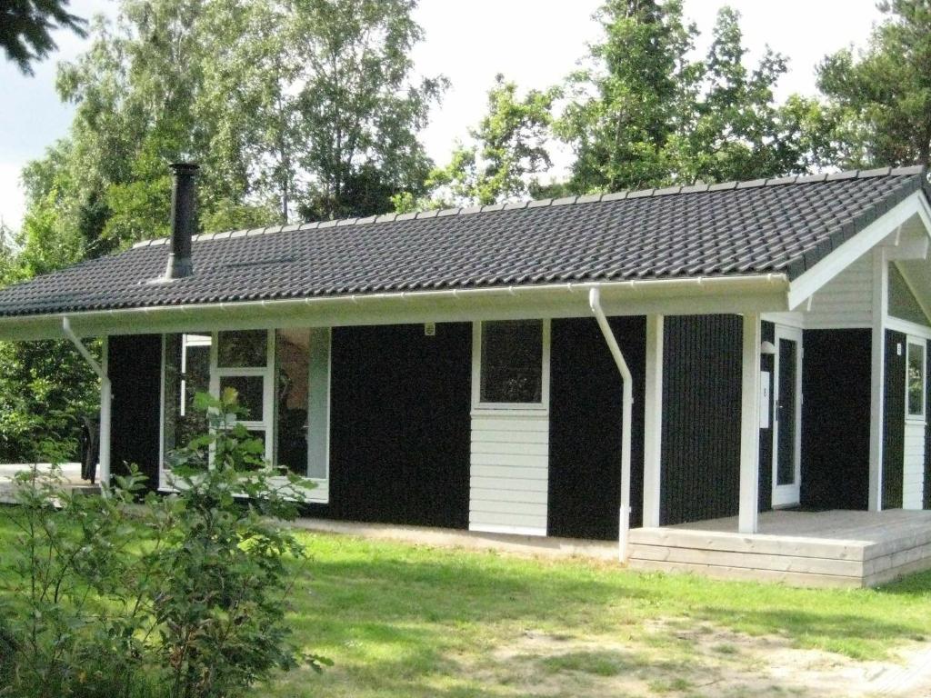 Engesvangにある6 person holiday home in Silkeborgの白黒の家