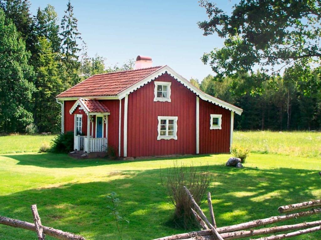 Skruvにある4 person holiday home in SKRUV-By Traumの野原中の赤い家