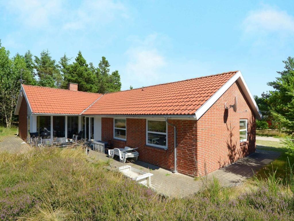 ブラーバンドにある8 person holiday home in Bl vandの小さな煉瓦造りのオレンジ色の屋根の家