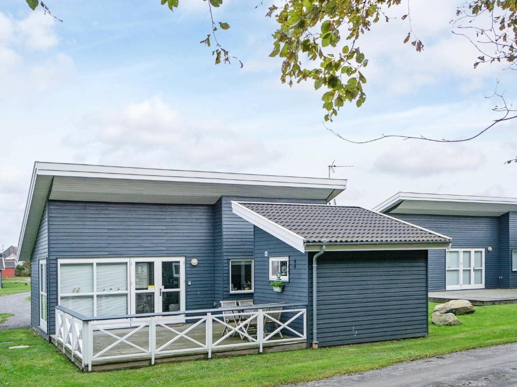 una casita azul con porche en 4 person holiday home in Gudhjem, en Gudhjem