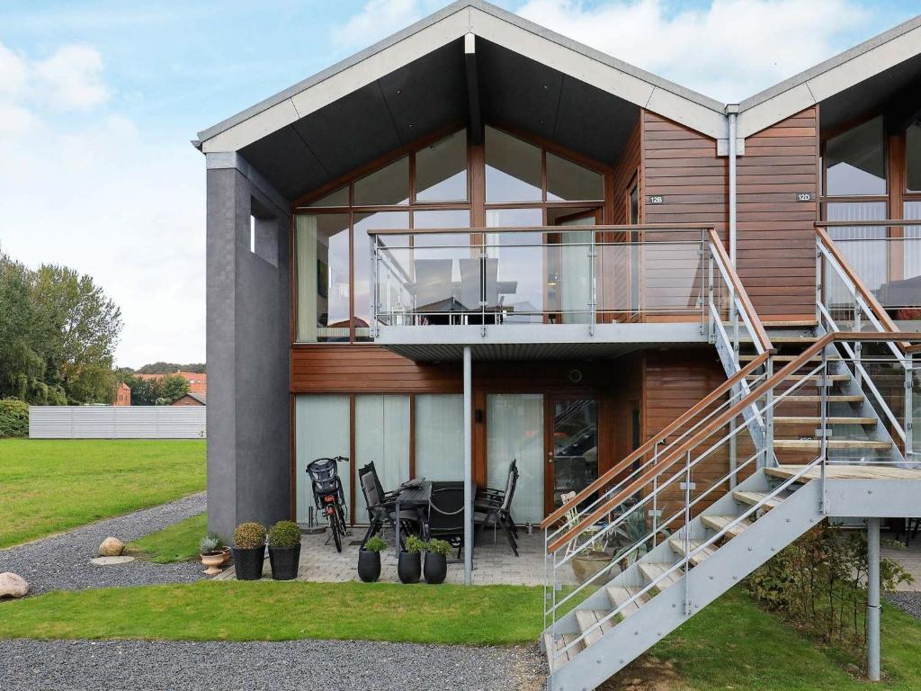 Cette grande maison dispose d'un balcon et d'une terrasse. dans l'établissement 4 person holiday home in Bogense, à Bogense