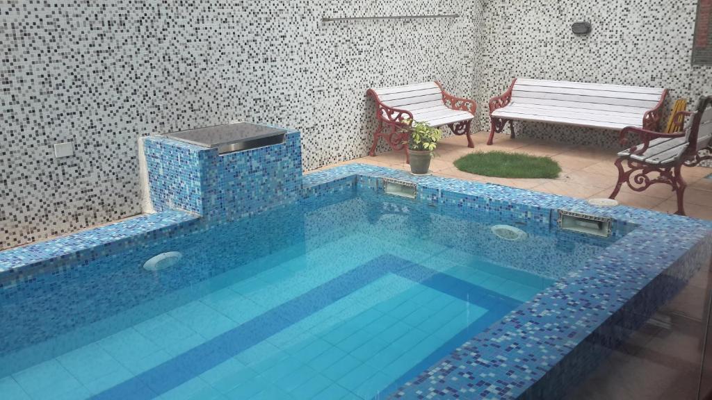 Bazén v ubytování Tatvam Residency nebo v jeho okolí