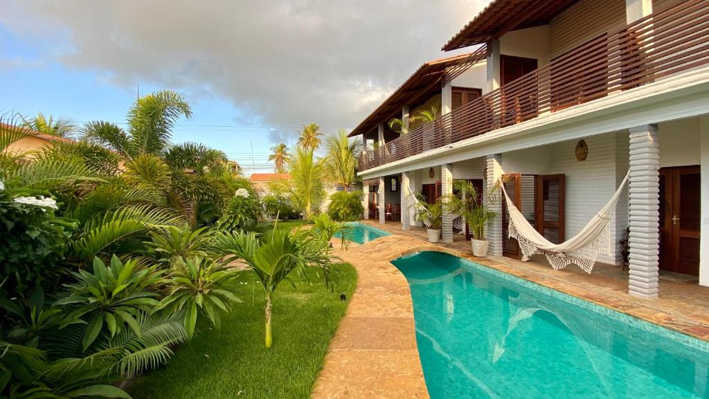 eine Villa mit einem Pool und einem Resort in der Unterkunft Bambo Villa in Paracuru