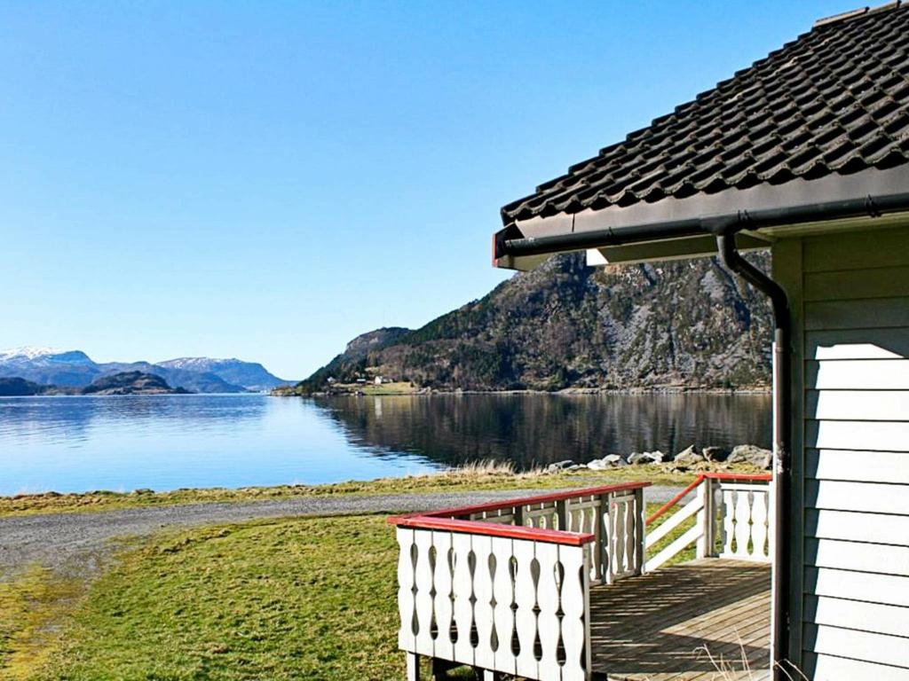 een huis met uitzicht op een waterlichaam bij 7 person holiday home in Selje in Selje