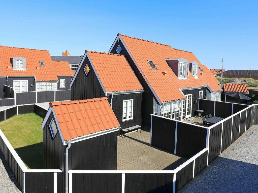 スケーエンにある6 person holiday home in Skagenの橙屋根の家並み