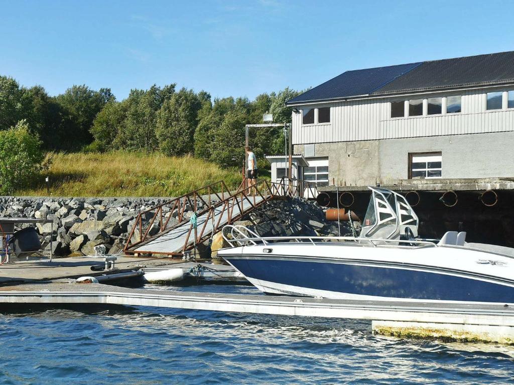 una barca è ormeggiata in un molo in acqua di Holiday Home Steinvik a Oksvoll