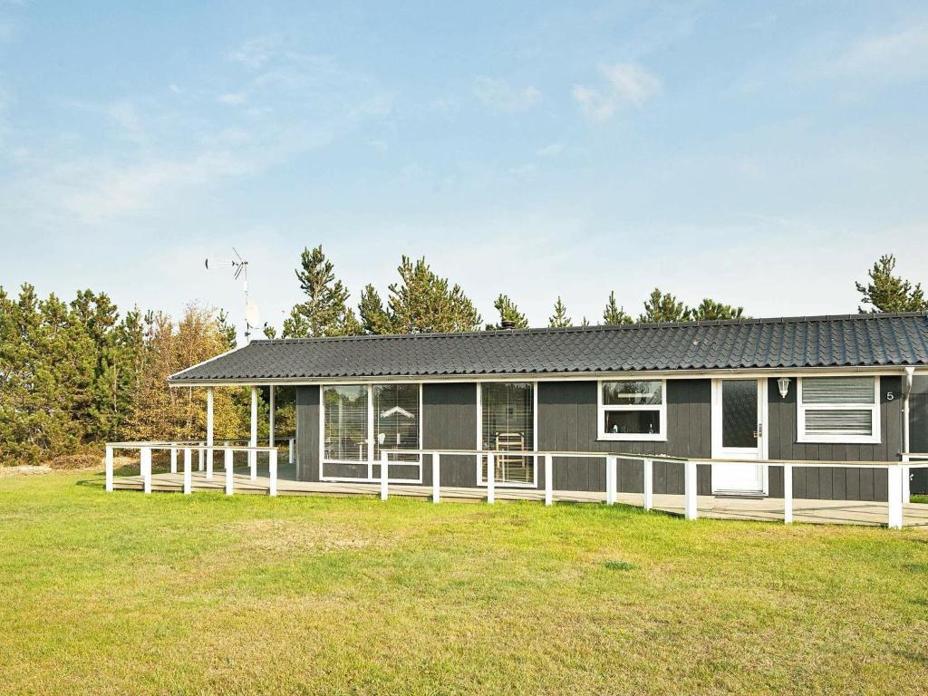 Fjellerup StrandにあるThree-Bedroom Holiday home in Glesborg 47の白柵黒家