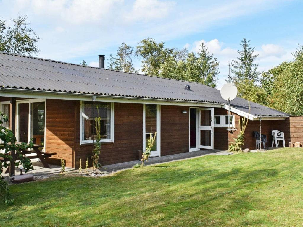 UlfborgにあるHoliday home Ulfborg IIの芝生の木造家屋