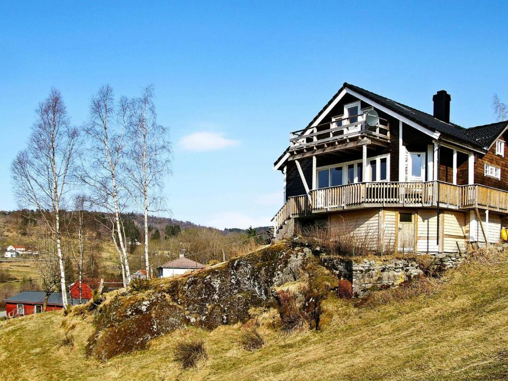 une maison assise au sommet d'une colline dans l'établissement Four-Bedroom Holiday home in Bygstad 2, à Bygstad