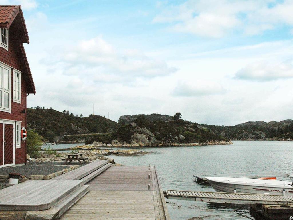 ErvikにあるFour-Bedroom Holiday home in Urangsvågの水上の船着場