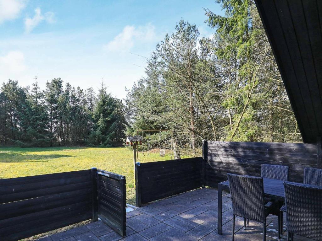 Zahrada ubytování 4 person holiday home in Oksbøl-By Traum