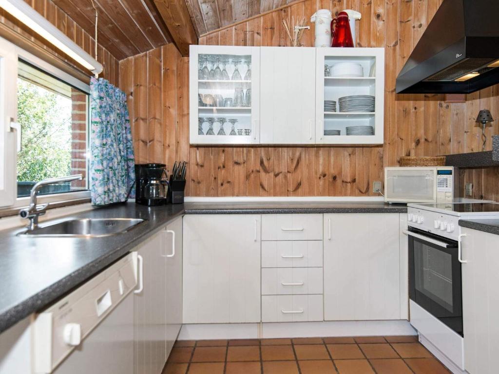 Kuchyň nebo kuchyňský kout v ubytování 6 person holiday home in Fanø-By Traum