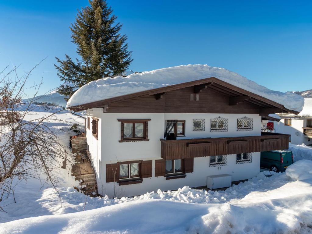 Spacious holiday home near the ski area v zime