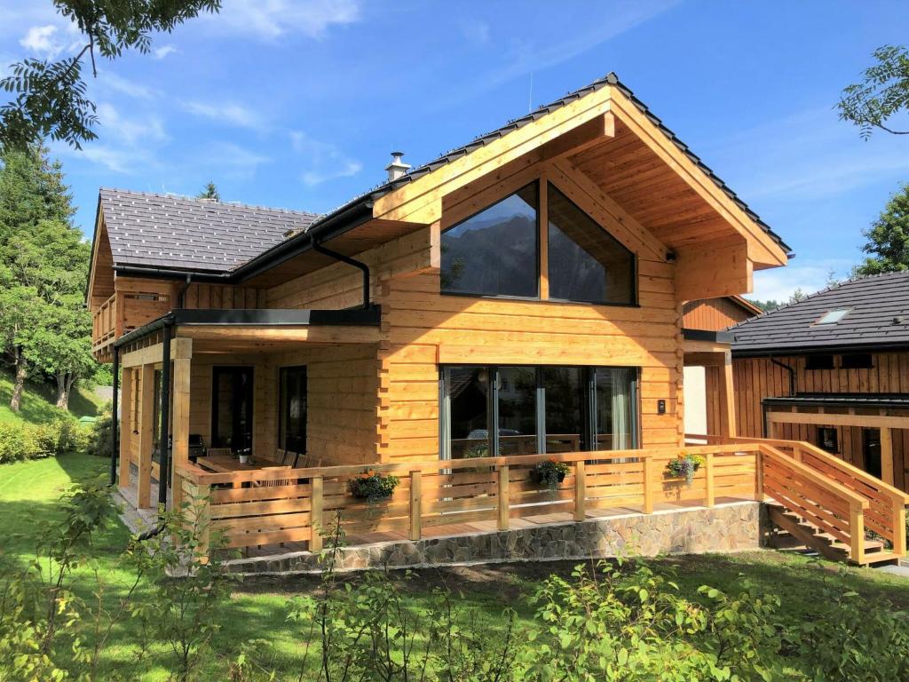 una casa de madera con una gran terraza en el patio en Chalet in Tauplitz with sauna in ski area, en Tauplitz