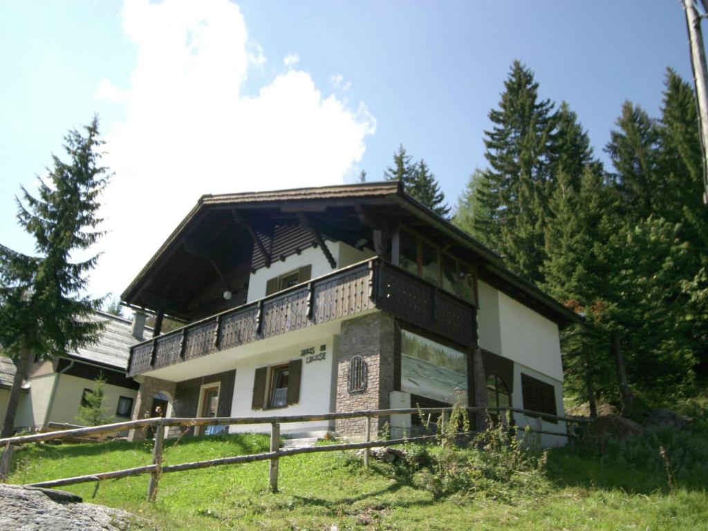 ゾンネンアルペ・ナスフェルトにあるApartment in Sonnenalpe am Nassfeld in Carinthiaのバルコニー付きの家