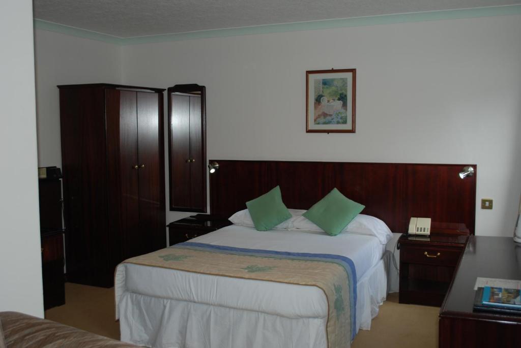 Postel nebo postele na pokoji v ubytování The Priory Hotel