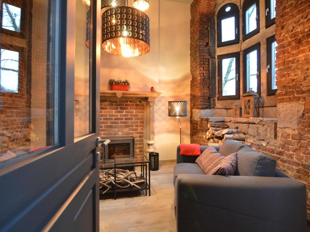 uma sala de estar com dois sofás e uma lareira em Splendid Holiday Home in Pepinster with Private Garden BBQ em Pepinster