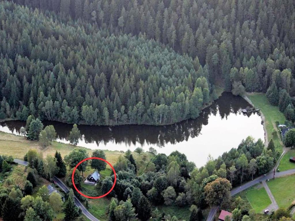 dom w środku lasu obok jeziora w obiekcie Chalet in Kyjov near Kyjovská Dam w mieście Kyjov