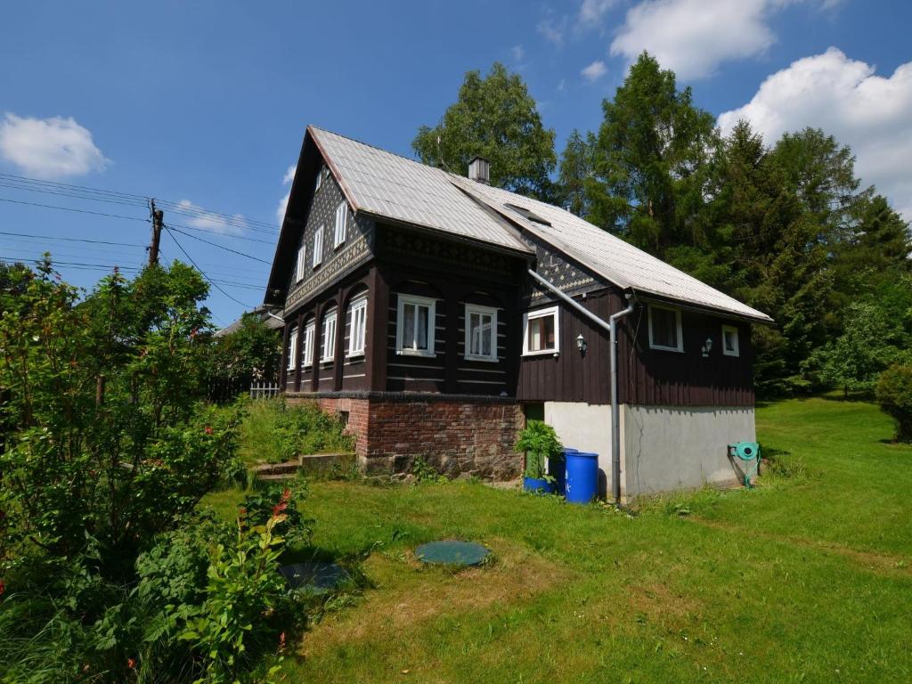 uma casa a preto e branco num quintal em Holiday home in Star K e any with fenced garden em Staré Křečany