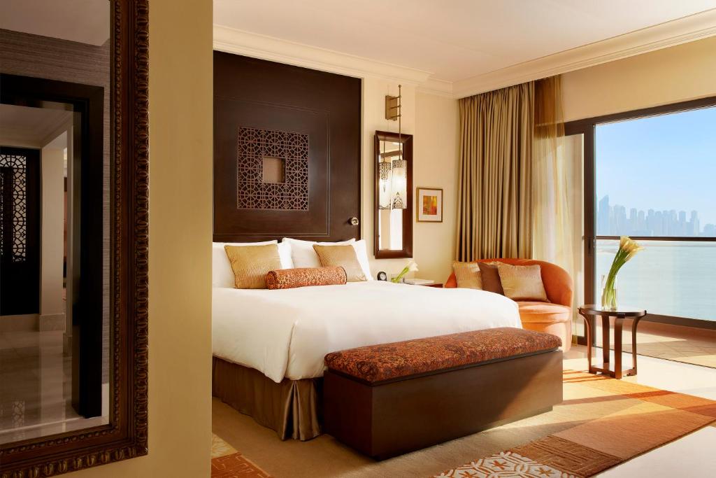 Fairmont The Palm - Fairmont Gold一间卧室套房，带棕榈海景和休息室通道