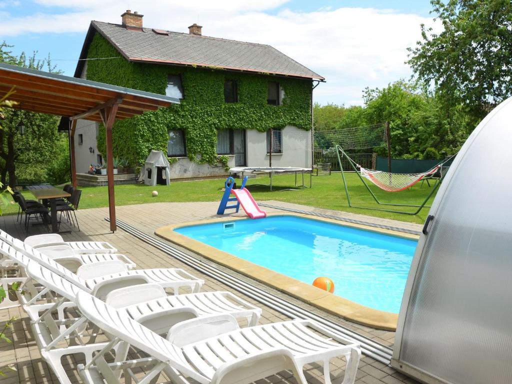 Bassein majutusasutuses Luxury Villa in Zelenecka Lhota with Private Pool või selle lähedal
