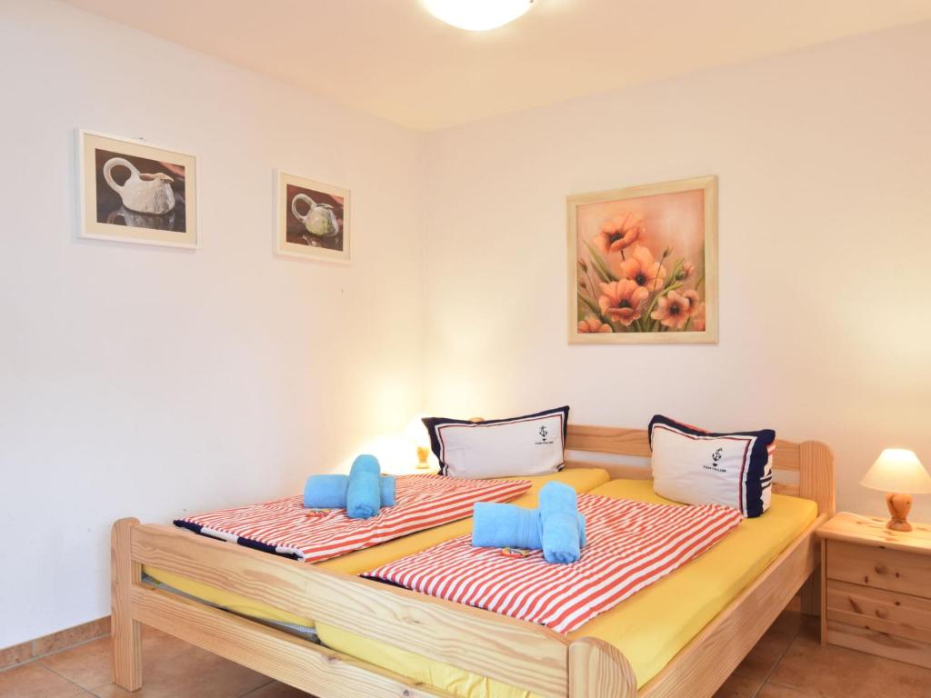 レリクにあるDelightful Bungalow in Rerik near Baltic Sea Coastのベッドルーム1室(青い枕のベッド1台付)