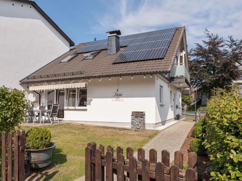 ein Haus mit Sonnenkollektoren auf dem Dach in der Unterkunft Holiday home in Winterberg with sauna in Winterberg