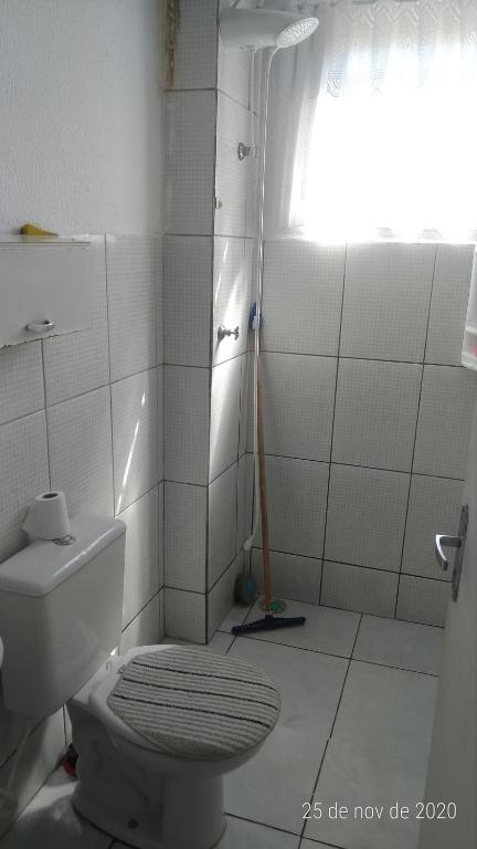  Casa em condomínio localizada em Itanhaém
