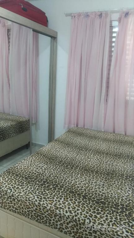  Casa em condomínio localizada em Itanhaém