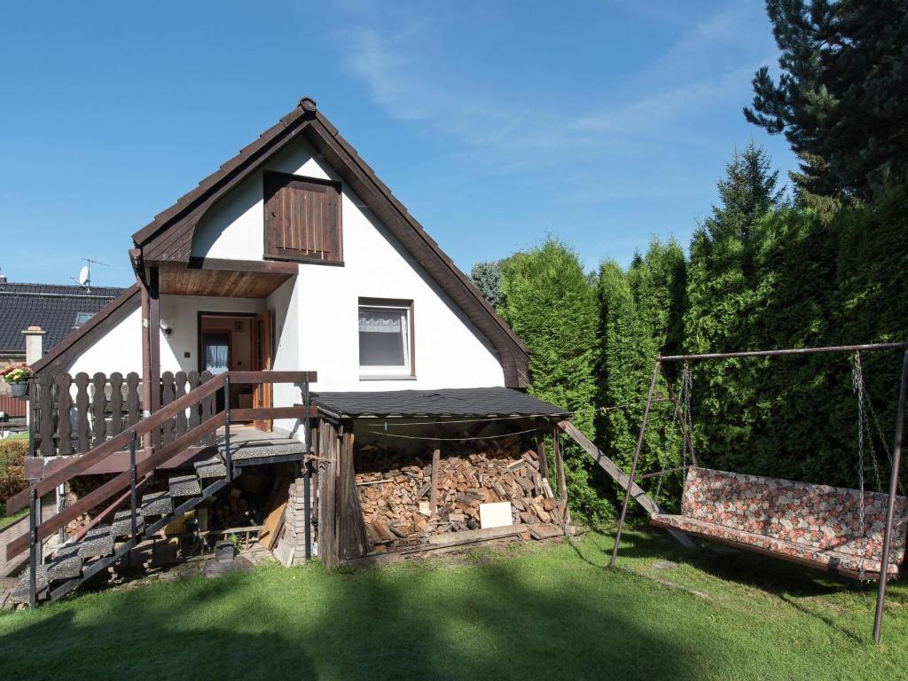ein kleines Haus mit einer Veranda und einer Terrasse in der Unterkunft Holiday home near the Klingenthal ski resort in Beerheide