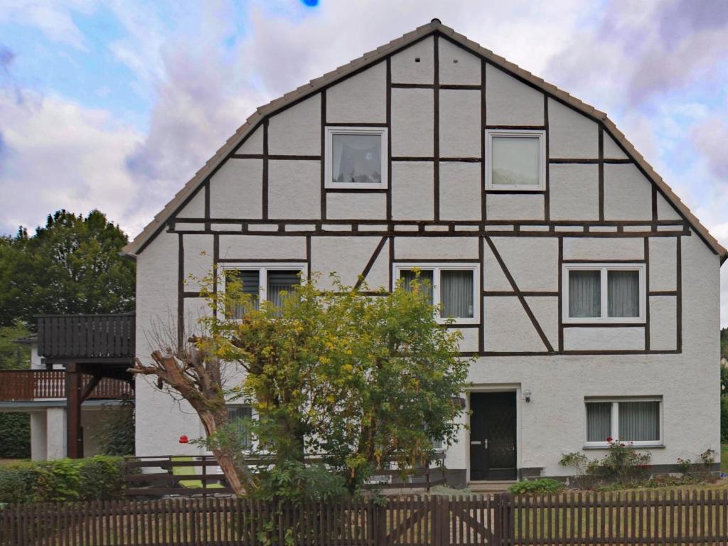 dom z czarno-białą fasadą w obiekcie Apartment in Sauerland with terrace w mieście Helminghausen