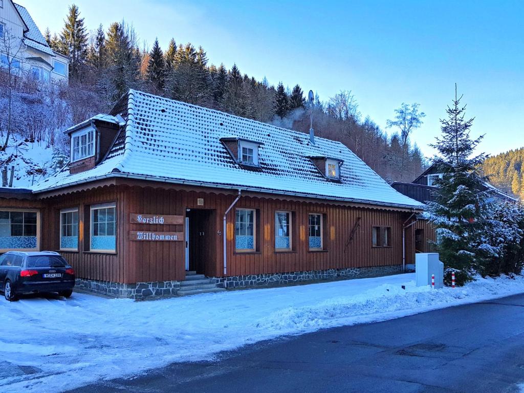 ヴィルデマンにあるModern apartment in the Harz with roof terrace and gorgeous viewの木造の建物